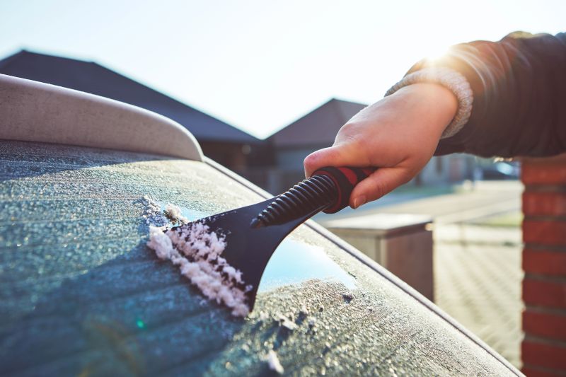 Skidanje leda zimi sa automobila